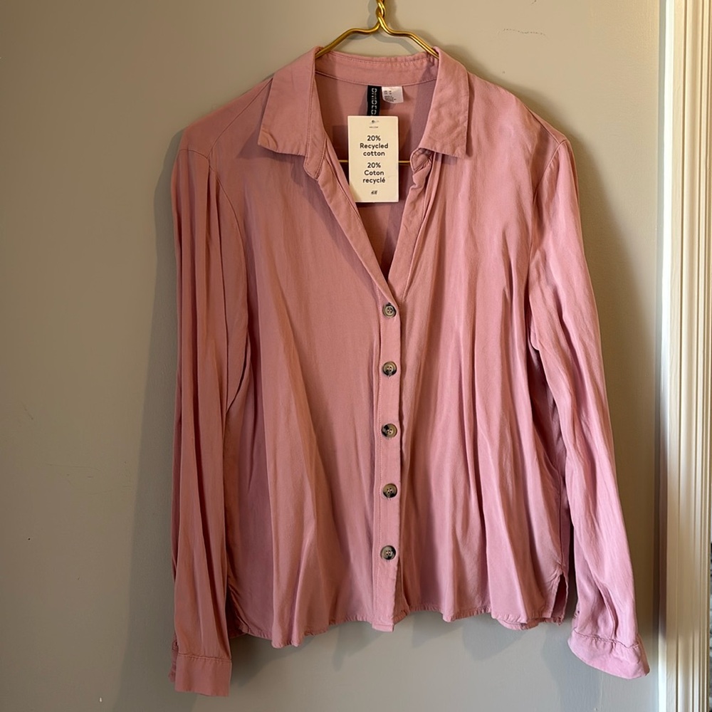 DUSTY ROSE BLOUSE 
SIZE: MEDIUM 
BRAND: H&M
With tag